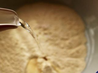 1、鲜掉眉毛的烟台韭菜盒子,咱们先来和好面，让它慢慢醒发着，取一个面盆，把面粉放入盆中，清水里加入适量的盐，慢慢倒入面粉里；