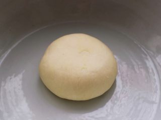 2、鲜掉眉毛的烟台韭菜盒子,用手和成软硬合适的面团后，盖上锅盖进行醒发，这个面团醒发最少要半个小时左右哈；