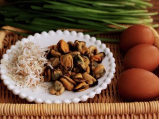 3、鲜掉眉毛的烟台韭菜盒子,先把韭菜摘干净后，用清水浸泡20分钟后，再用清水冲洗干净后，沥干水分备用，准备3个鸡蛋，把淡干虾皮用清水洗一下后，沥干水分备用，海虹提前摘干净后用清水冲洗干净后煮熟后，扒出肉来备用；