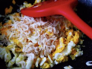 6、鲜掉眉毛的烟台韭菜盒子,炒好鸡蛋后，稍微放凉后加入淡干虾皮；