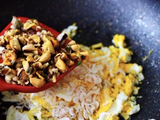 7、鲜掉眉毛的烟台韭菜盒子,加入用刀切碎的海虹肉