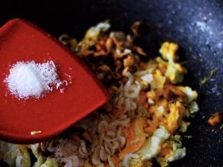 8、鲜掉眉毛的烟台韭菜盒子,再放入适量的盐、花椒粉和鸡精调味后