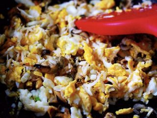 9、鲜掉眉毛的烟台韭菜盒子,用硅胶铲子把所有的食材进行翻拌，直至所有的食材翻拌均匀后；