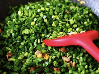 10、鲜掉眉毛的烟台韭菜盒子,在搅拌好的馅料里，加入用刀切碎的韭菜