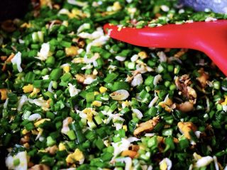 11、鲜掉眉毛的烟台韭菜盒子,继续用硅胶铲子翻拌均匀就可以了用；