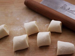 12、鲜掉眉毛的烟台韭菜盒子,这个时候面团也醒发好了，把醒发好的面团排气揉匀后，用手搓成长条后，用刀切成大小一致的剂子