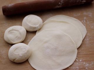 13、鲜掉眉毛的烟台韭菜盒子,摁扁，再用擀面杖擀成圆形薄面皮；