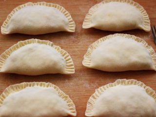 15、鲜掉眉毛的烟台韭菜盒子,把所有的韭菜盒子都包好后；