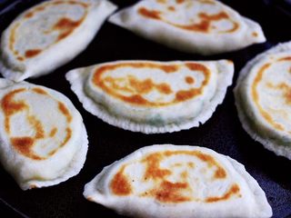 17、鲜掉眉毛的烟台韭菜盒子,把韭菜盒子煎至两面金黄色就可以了，过程大概需要5分钟左右哟，没有电饼铛的，可以用平底锅烙制是一样的哈