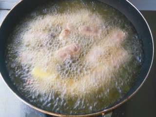 4、糖醋排骨（土豆版）,开锅后，改中火，炸至金黄色捞起控油，锅里留底油，加蒜末爆锅起香