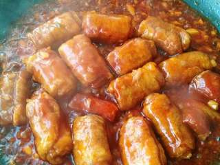 5、糖醋排骨（土豆版）,加番茄酱，醋和白糖比例1:2,放一点盐，使酸甜口感更柔和一些，放入炸好的排骨