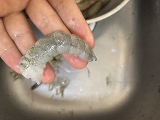 4、虾肉丸子,把虾壳剥掉