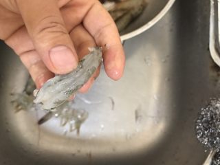 5、虾肉丸子,处理干净的虾