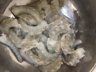 6、虾肉丸子,所有虾处理干净
