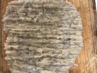 7、虾肉丸子,放搅拌机里搅碎或者用刀剁碎