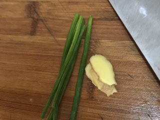 11、虾肉丸子,准备好姜葱