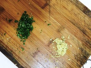 12、虾肉丸子,剁碎