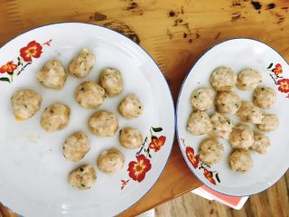 17、虾肉丸子,做好后宝宝看着就迫不及待想吃咯，缺少的部分就是宝宝吃了的。