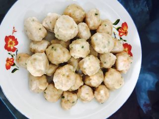 18、虾肉丸子,待虾丸冷却后，就可以放急冻啦。然后每天给宝宝做辅食时，比如煮面啊，比如熬粥啊，就可以放两个进去啦，煮热就可以给宝宝吃啦。