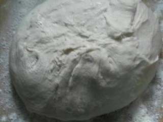 1、老北京肉饼,面加水活成软一点的面团，醒20分钟。