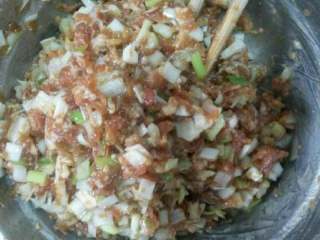 2、老北京肉饼,猪肉馅先加姜末，盐，香油，搅拌均匀，最后葱末撒在肉馅上不拌，做饼的时候再搅拌。