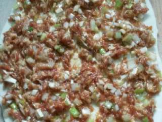 4、老北京肉饼,在平铺满馅料到面饼皮上划出非字花刀，然后从一头开始交错一层一层的包裹。