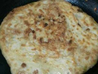 11、老北京肉饼,待两面金黄后盖锅盖焖2分钟，出锅。