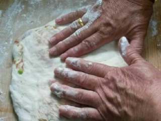 9、老北京肉饼,老妈说一定不能用擀面杖擀，必须用手按，这样肉馅才不容易漏出来，老妈用她的一双勤劳智慧的双手按摩起肉饼胚，不一会儿，肉饼就变薄变大了。