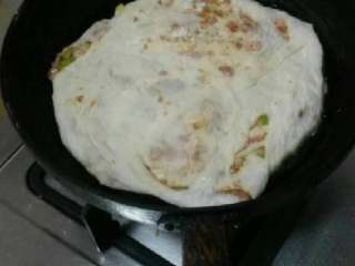 10、老北京肉饼,锅里放油，饼入锅，小火烙制一面定型后翻面。