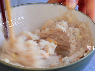 1、黄花鱼水饺,水全部吸收加料酒、盐、食用油调味。顺一个方向搅打3分钟上劲。