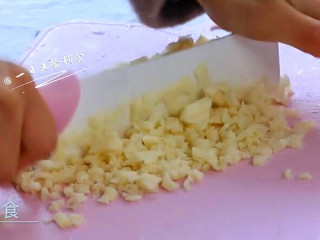 2、黄花鱼水饺,莲藕切碎加入。大量莲藕的加入，使水饺不仅鲜，还有了脆甜，这是柚妈的独门秘方哦。不可以省略，可以用荸荠替换。