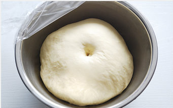 1、【杏仁豆沙面包】,【酵头材料】中所有材料混合搅匀盖保鲜膜发酵2小时，表面塌陷内部呈蜂窝状且有酸味，加入【主面团】中除黄油的所有材料揉光滑，加入黄油揉出薄膜，整圆盖保鲜膜发酵至2倍大；