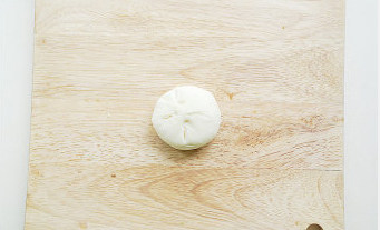 4、【杏仁豆沙面包】,紧紧包裹，收口处掐紧；