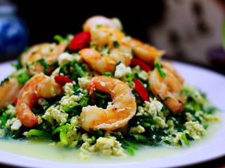 10、三鲜小豆腐，烟台人的美食，好多人没吃过，简单3步教会你！,烟台特色美食小吃三鲜小豆腐完美出锅咯，把做好的三鲜小豆腐盛到自己心仪的盘子里就可以开始享用啦……