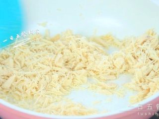 5、鸡肉松 宝宝辅食，红枣+姜 +葱,接下来不粘锅最小火慢炒，不停翻炒。什么调味都没加，想加调味在这里可以下锅一起炒。