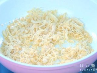 6、鸡肉松 宝宝辅食，红枣+姜 +葱,炒到肉松呈干爽的状态。我炒了7分钟，时间跟肉的多少、肉的干湿度都有关。