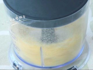 7、鸡肉松 宝宝辅食，红枣+姜 +葱,入料理机打碎。