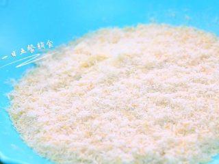 9、鸡肉松 宝宝辅食，红枣+姜 +葱,好了，细碎的肉松完成了，这样的状态1岁以下的宝宝也能驾驭。炒制好的肉松倒入烤盘摊凉后密封包装冷藏保存。