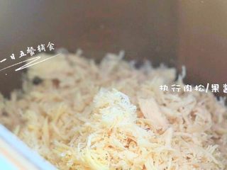 10、鸡肉松 宝宝辅食，红枣+姜 +葱, 搓好的鸡肉也可直接入面包机，执行肉松/果酱程序。