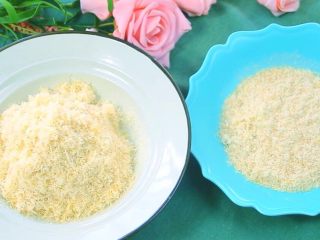 13、鸡肉松 宝宝辅食，红枣+姜 +葱,比较下，经过料理机打过的肉松适合1岁以下的宝宝吃，这样的肉松更适合叫他“肉粉”。想要长长蓉抖抖的肉松，经过料理机的肉松就做不到了。