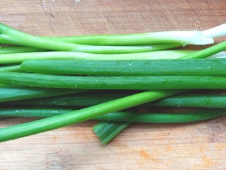 7、香葱苏打饼干,香葱3根摘好洗净，