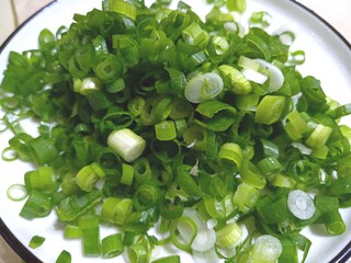 8、香葱苏打饼干,切碎备用