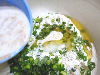 12、香葱苏打饼干,在倒入牛奶和酵母，和成面团