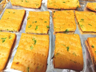 19、香葱苏打饼干,取出放凉
