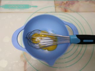 2、枣泥戚风蛋糕,分离蛋清蛋黄，蛋黄里加入少许细砂糖搅打均匀