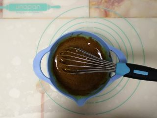 6、枣泥戚风蛋糕,搅拌均匀