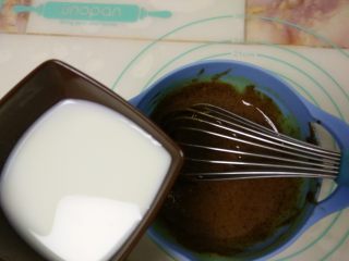 7、枣泥戚风蛋糕,加入牛奶