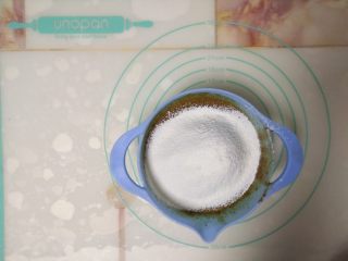 9、枣泥戚风蛋糕,筛入低筋面粉