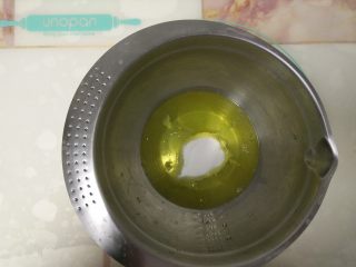 11、枣泥戚风蛋糕,蛋清中加入几滴柠檬和细砂糖