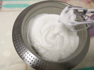 12、枣泥戚风蛋糕,用电动打蛋器打至干偏湿性发泡